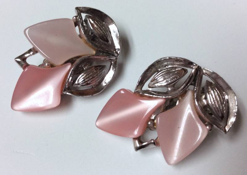 Vintage Rosa Thermoset Und Silber Metall Clip Auf Ohrringe Nicht Durchbohrt Vintage Rosa Thermoset Und Silber Metall Clip Auf Ohrringe Nicht Durchbohrt von MemoriesofMartha
