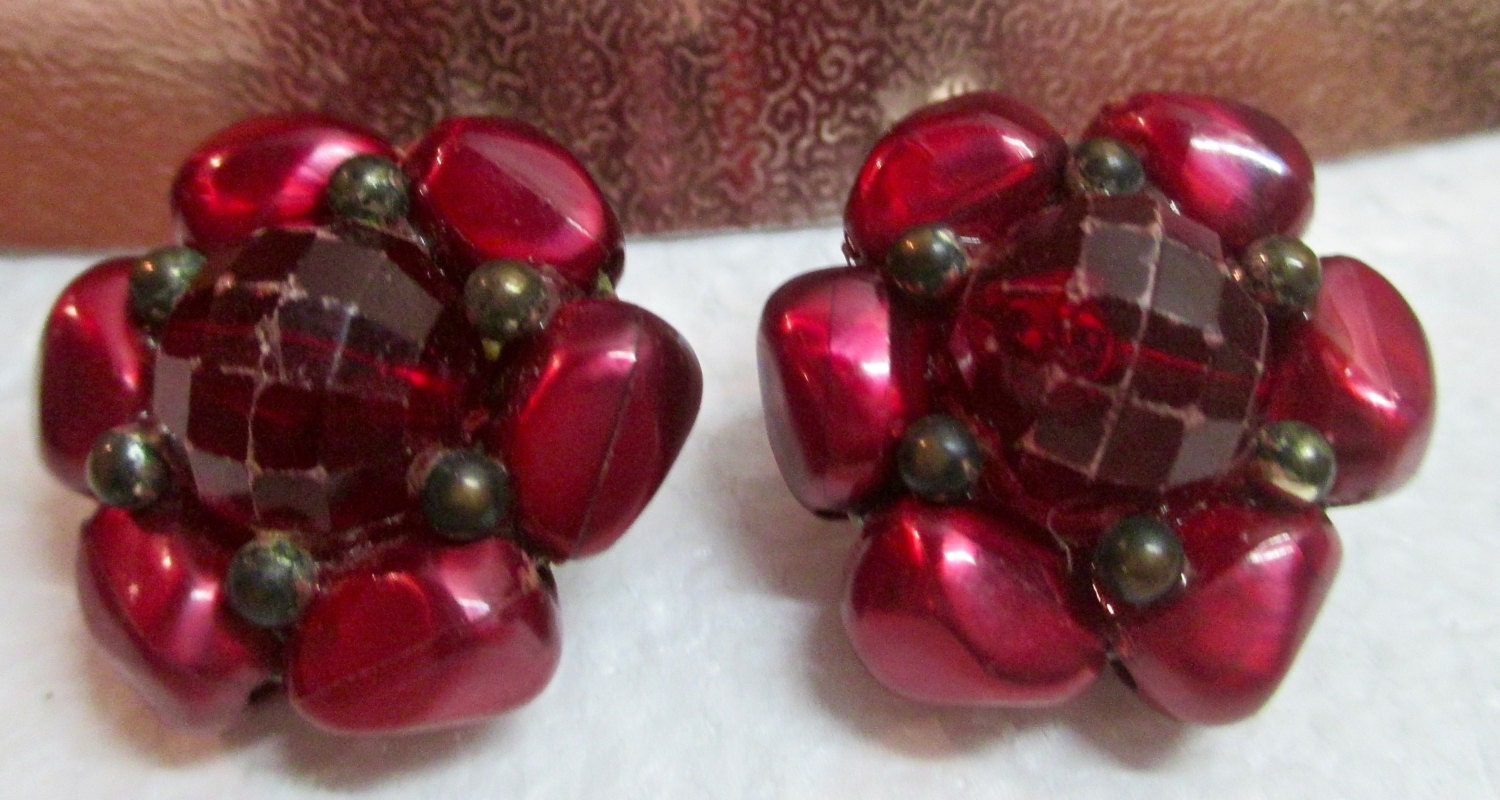 Vintage Rot Angenähte Perlen Ohrclips Dreifarbig 1950 von MemoriesofMartha