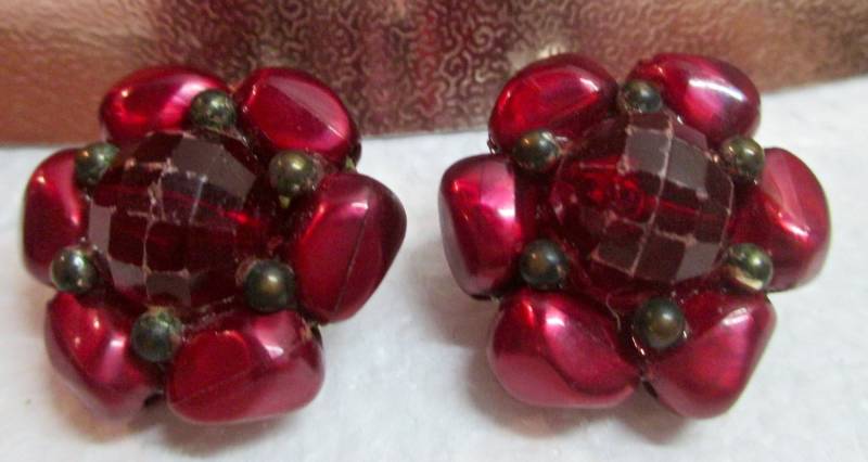 Vintage Rot Angenähte Perlen Ohrclips Dreifarbig 1950 Vintage Rot Angenähte Perlen Ohrclips Dreifarbig 1950 von MemoriesofMartha
