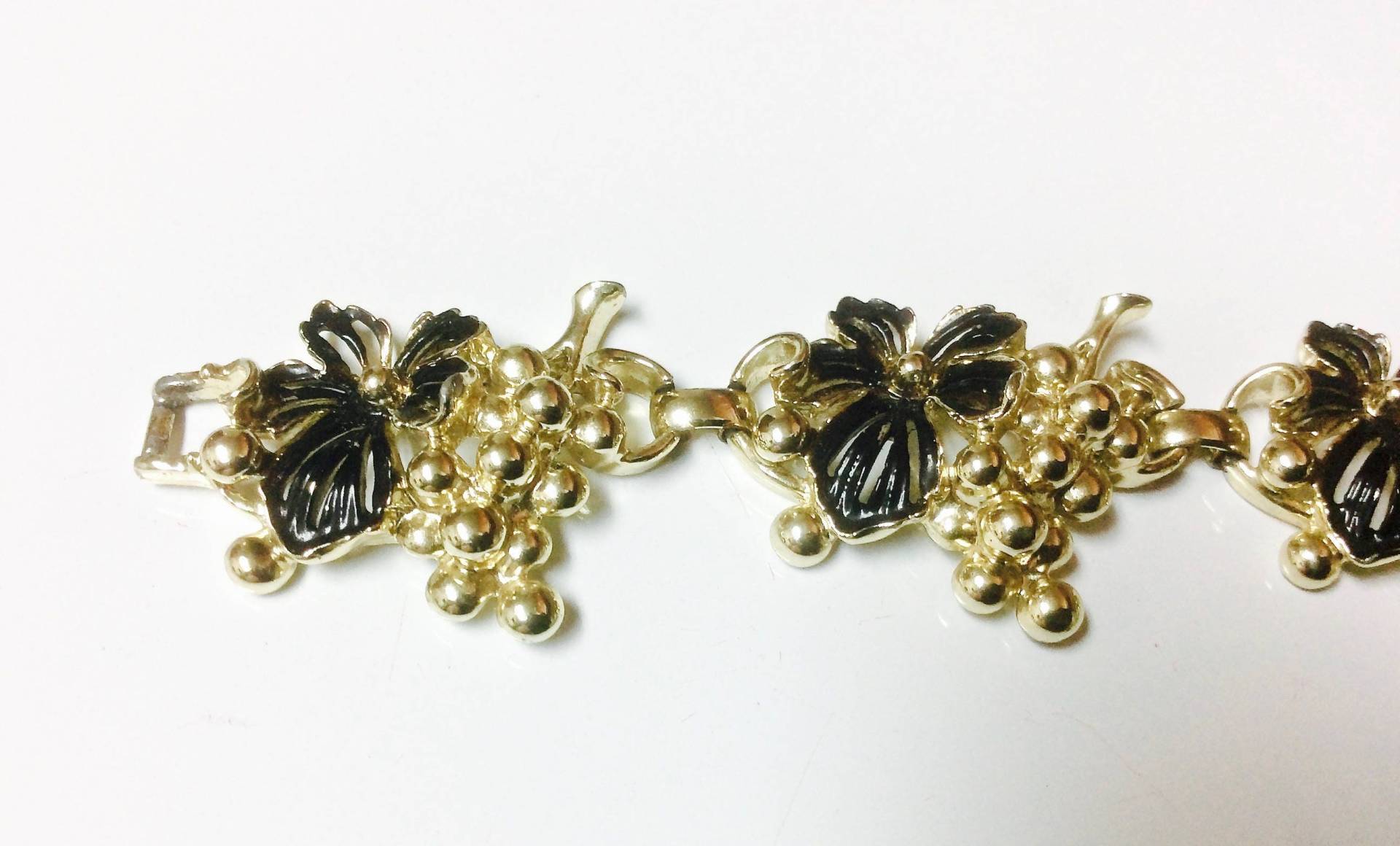 Vintage Sarah Coventry Armband Golden Cluster, Schwarze Emaille Trauben von MemoriesofMartha