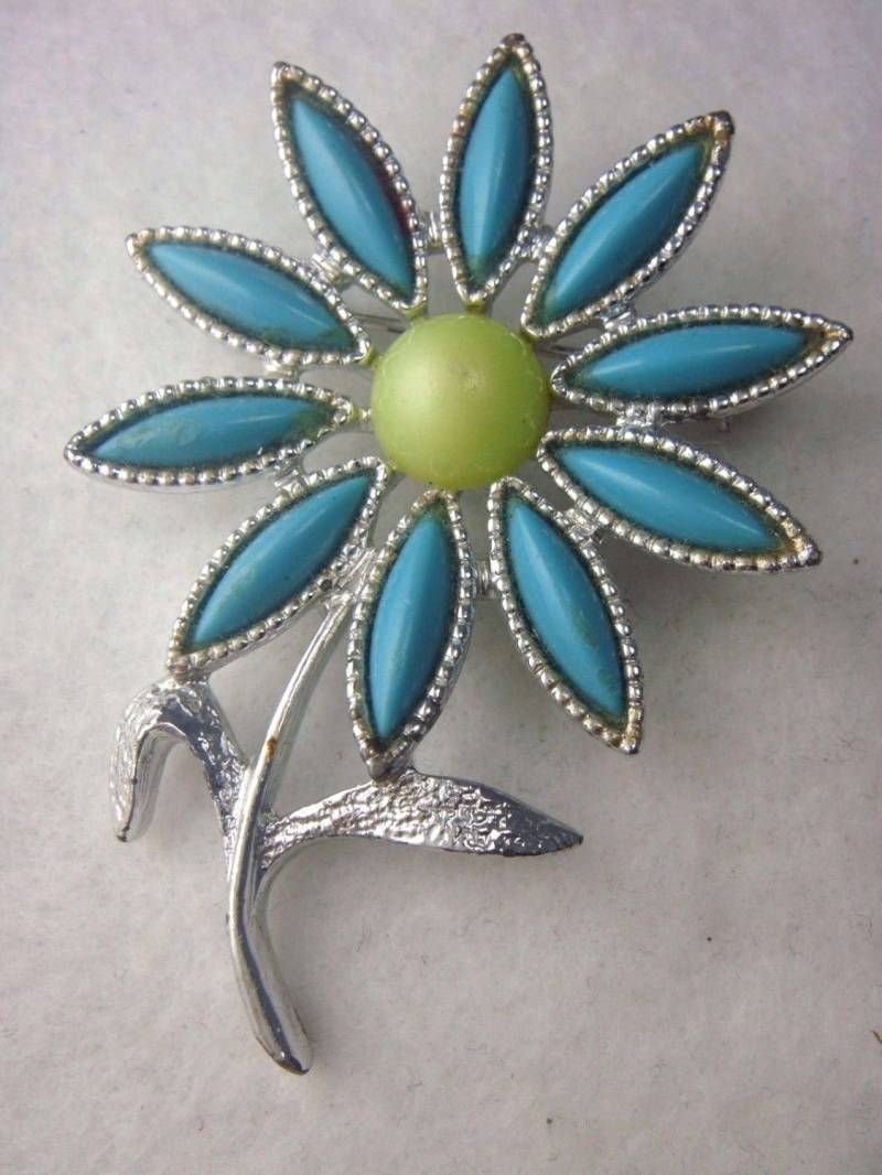 Vintage Sarah Coventry Türkis Mint Grün Cabochon Blume Silber Ton Brosche Anstecknadel Signiert Vintage Sarah Coventry Türkis Mint Grün Cabochon Blume Silber Ton Brosche Anstecknadel Signiert von MemoriesofMartha