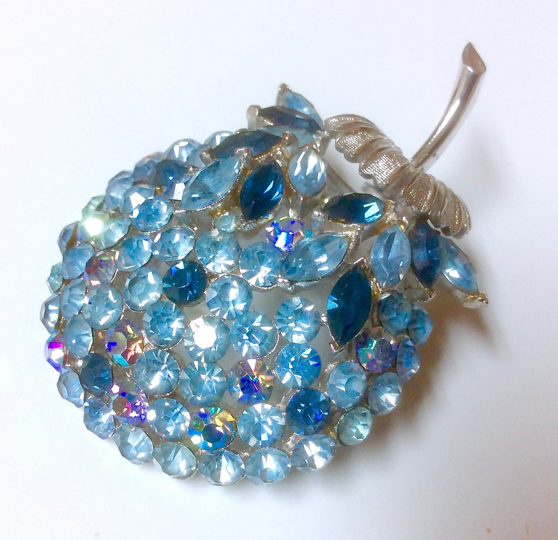 Vintage Signiert Coro Baby Blau Strass Riesige Obst Brosche Birne Apfel von MemoriesofMartha