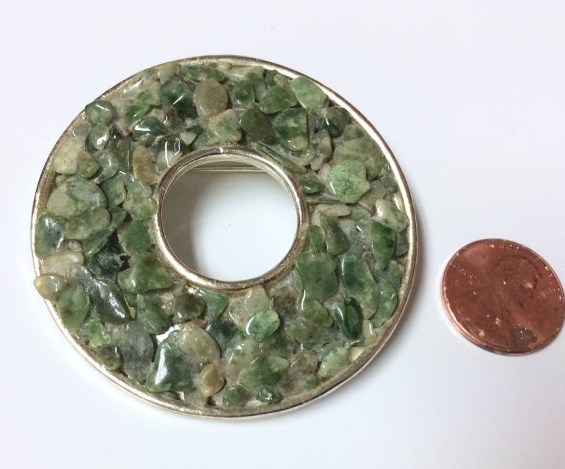 Vintage Signiert Lisner Runde Kreis Brosche Jade Stein Crushed Pieces Mid Century Vintage Signiert Lisner Runde Kreis Brosche Jade Stein Crushed Pieces Mid Century von MemoriesofMartha