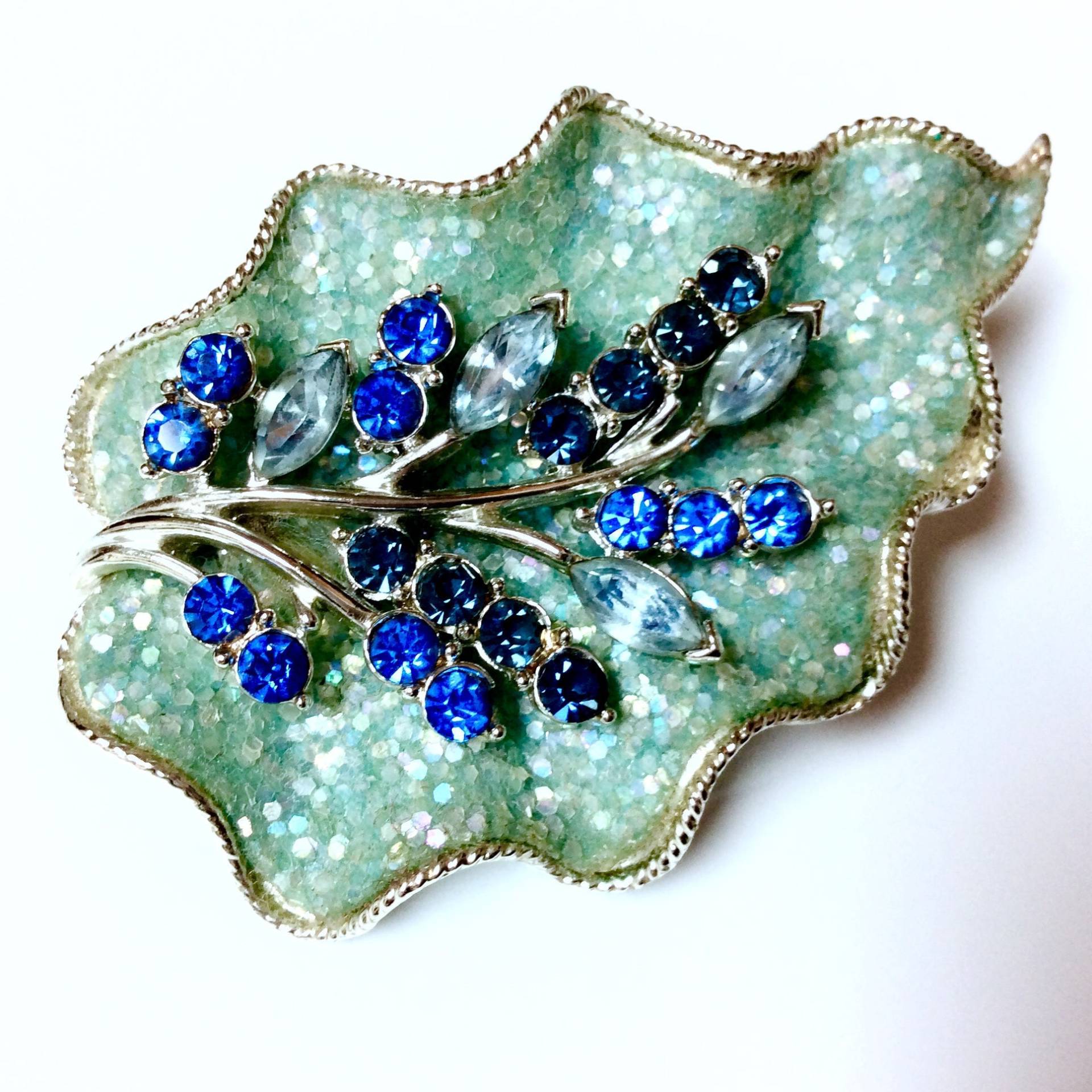 Vintage Signierte Coro Brosche Pin Crushed Aqua Glas Blau Strass Blatt von MemoriesofMartha