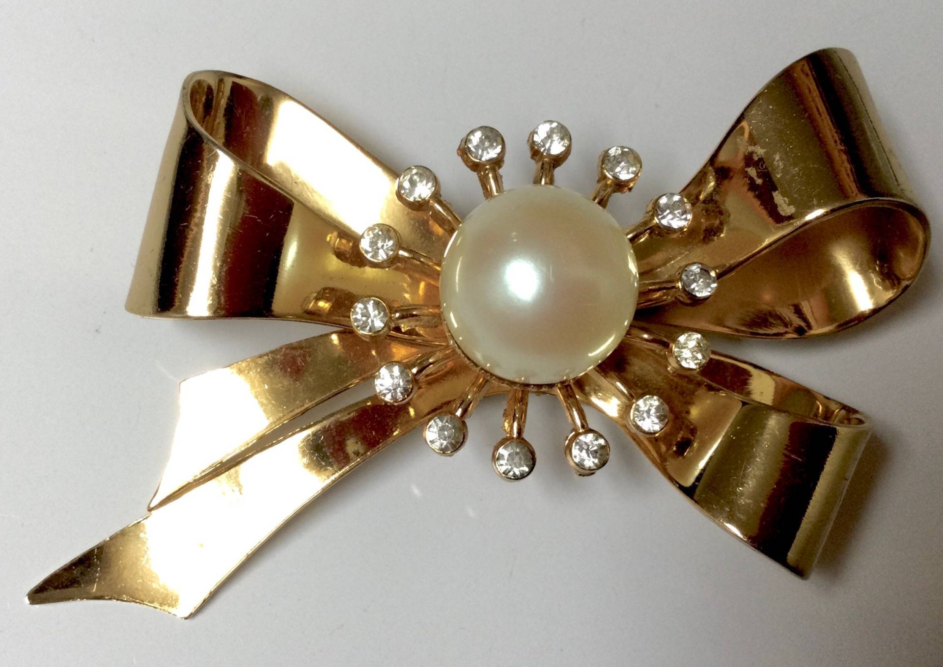 Vintage Signierte Coro Brosche Pin Kunstperle Strass Schleife von MemoriesofMartha