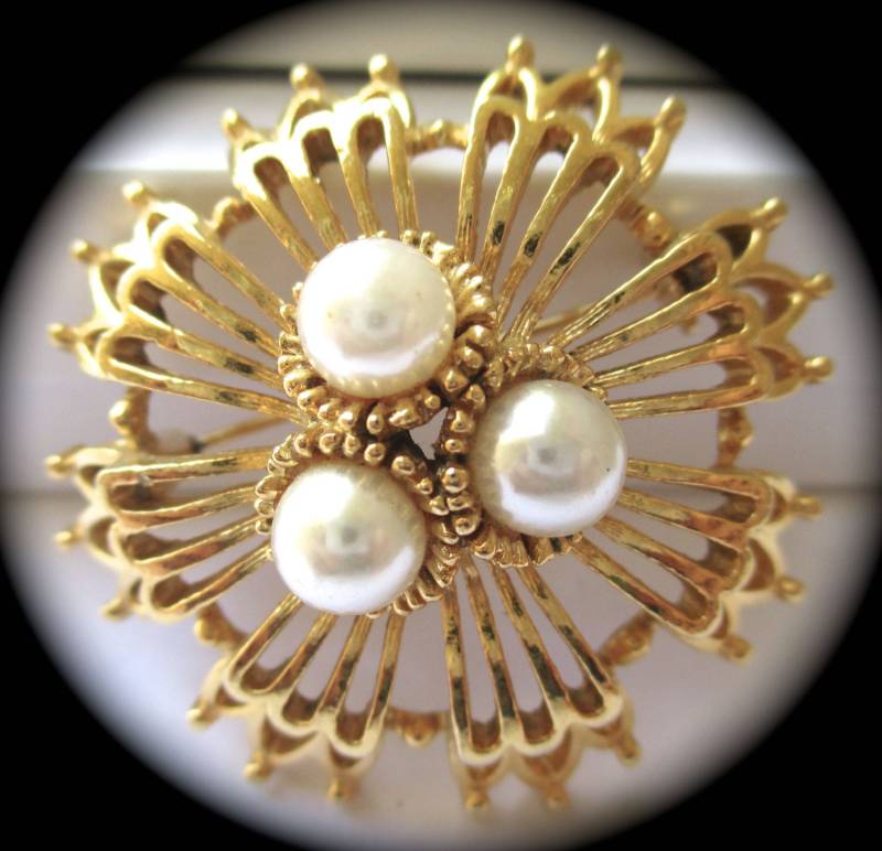 Vintage Signierte Lisner Runde Brosche Pin 3 Perlen Goldton Vintage Signierte Lisner Runde Brosche Pin 3 Perlen Goldton von MemoriesofMartha