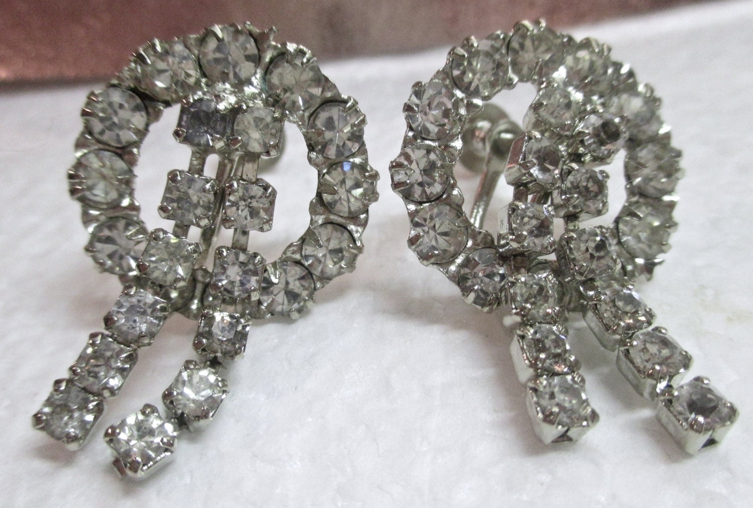 Vintage Strass Ohrringe 1950S Ohrhänger, Silberfarben von MemoriesofMartha