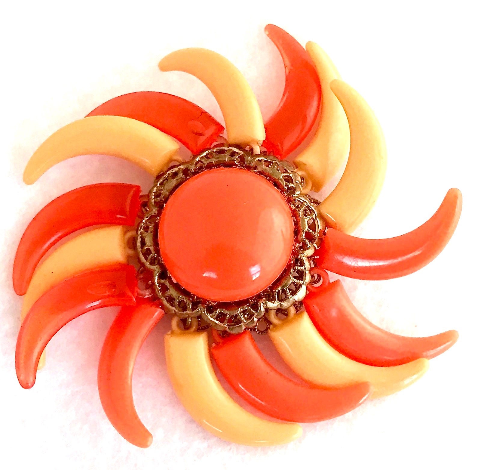 Vintage Zweifarbige Orange Lucite Bakelit Gegliederte Große Blumenbrosche von MemoriesofMartha