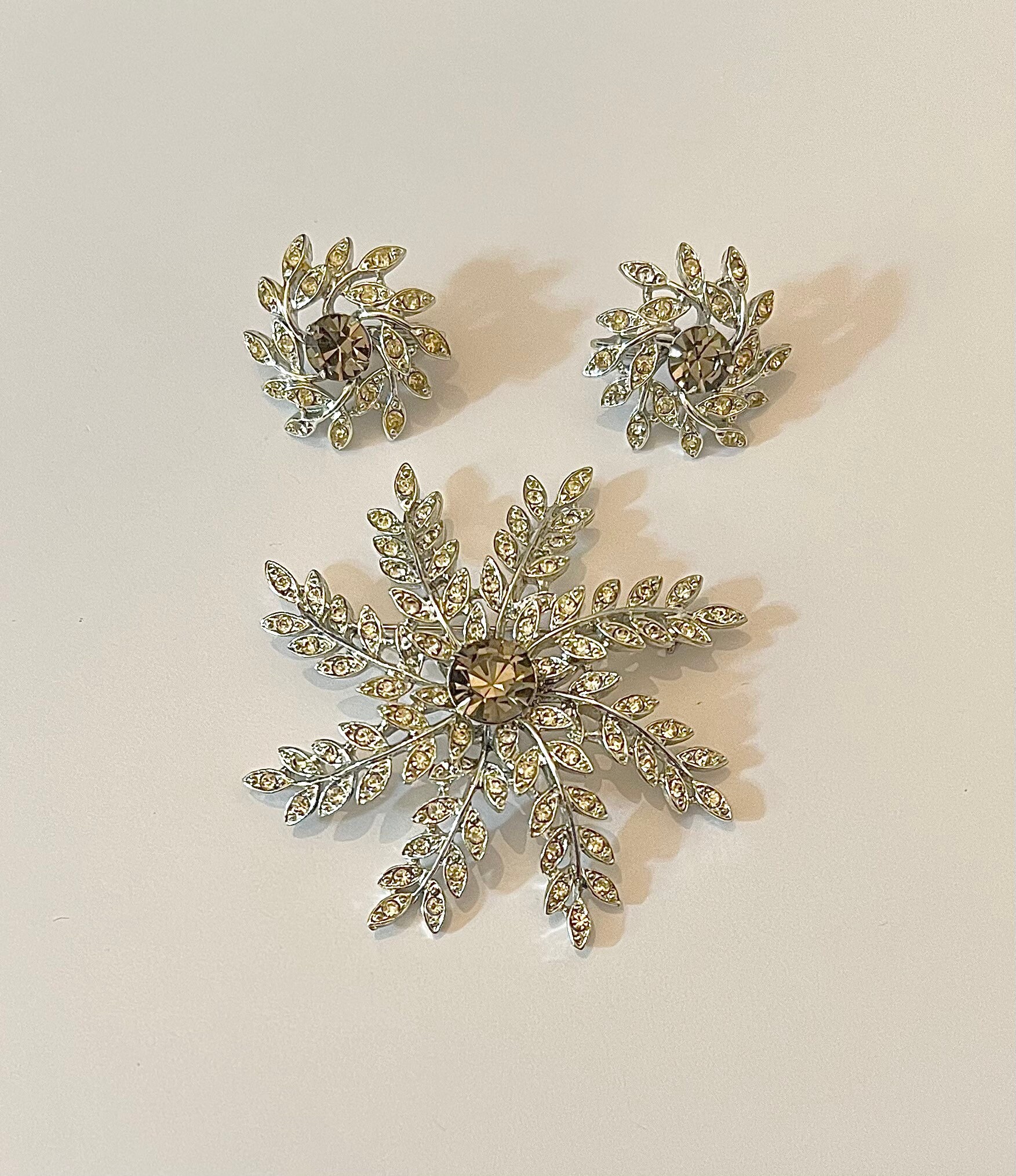 Vintage Signierte Sarah Coventry Passende Strass Brosche & Ohrring Set Vintage Signierte Sarah Coventry Passende Strass Brosche & Ohrring Set von MemoryLaneSentiments