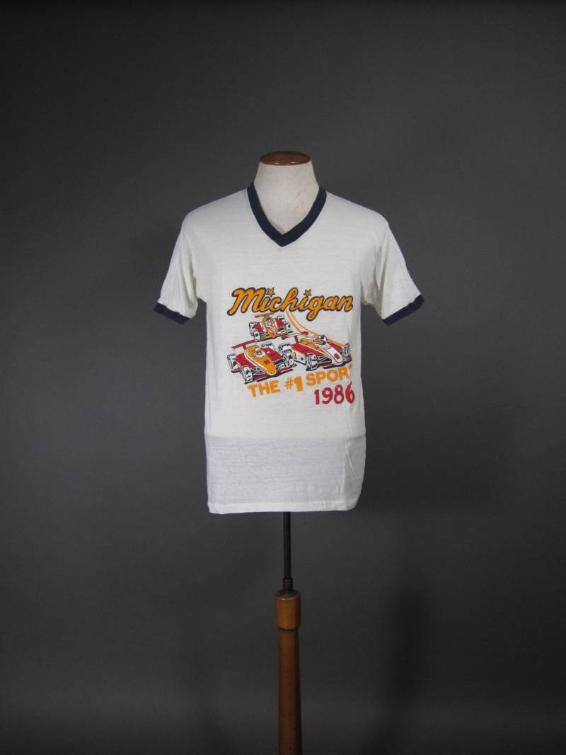 Vintage Mimichigan 500 T-Shirt 1986 Indycar Rasse V-Ausschnitt - Größe L von MemoryVintage