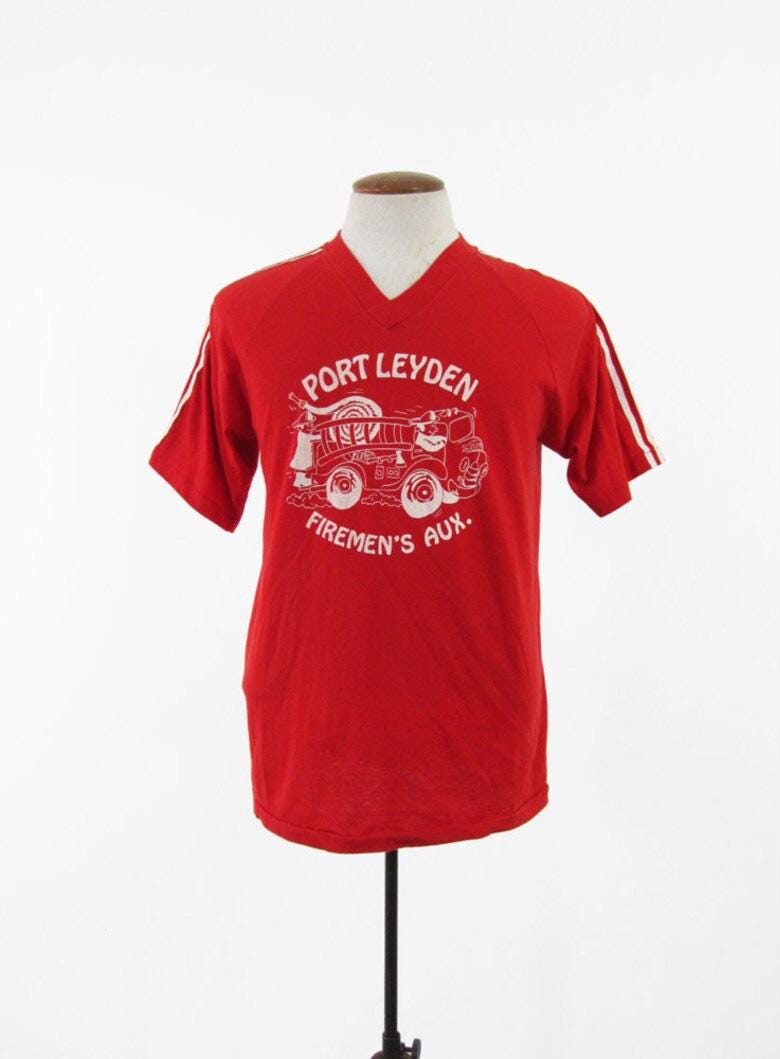 Vintage Port Leyden Feuerwehrmann T-Shirt Rot V-Ausschnitt 1980Er Jahre Jersey - Size Large von MemoryVintage