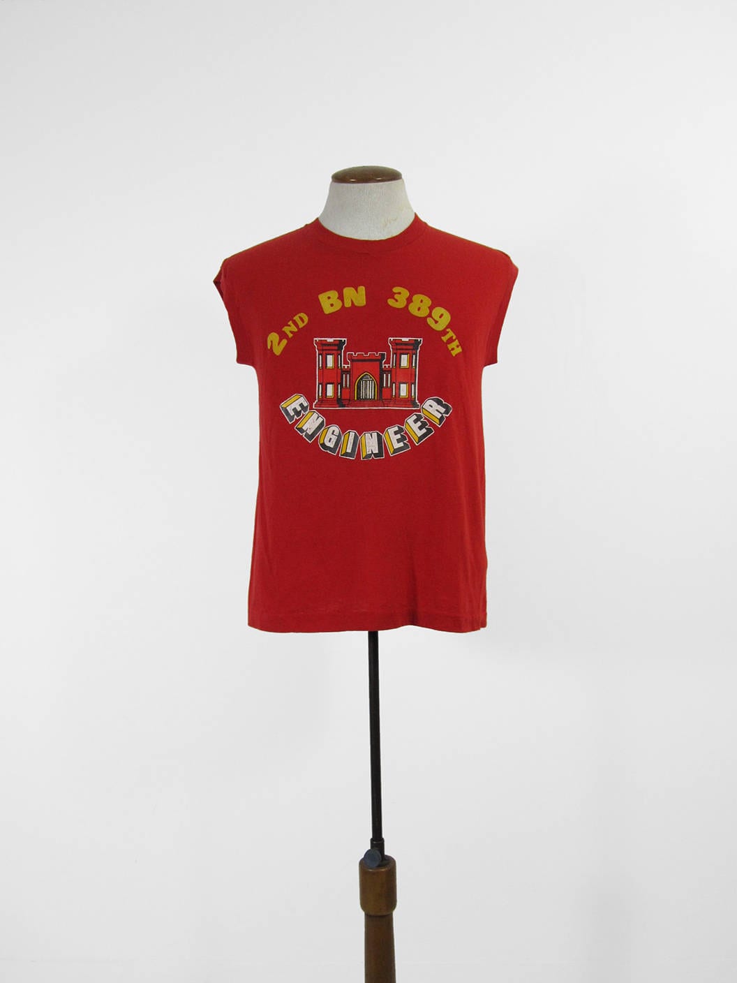 Vintage Tank Top Engineers 2nd Bn 389Th Rotes Militärhemd - Medium von MemoryVintage