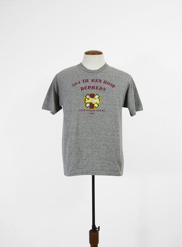 Vintage Us Army Tri Blend T-Shirt Camp Bullis Tx Grau Rayon Sanitäter Training - Medium Vintage Us Army Tri Blend T-Shirt Camp Bullis Tx Grau Rayon Sanitäter Training - Medium von MemoryVintage