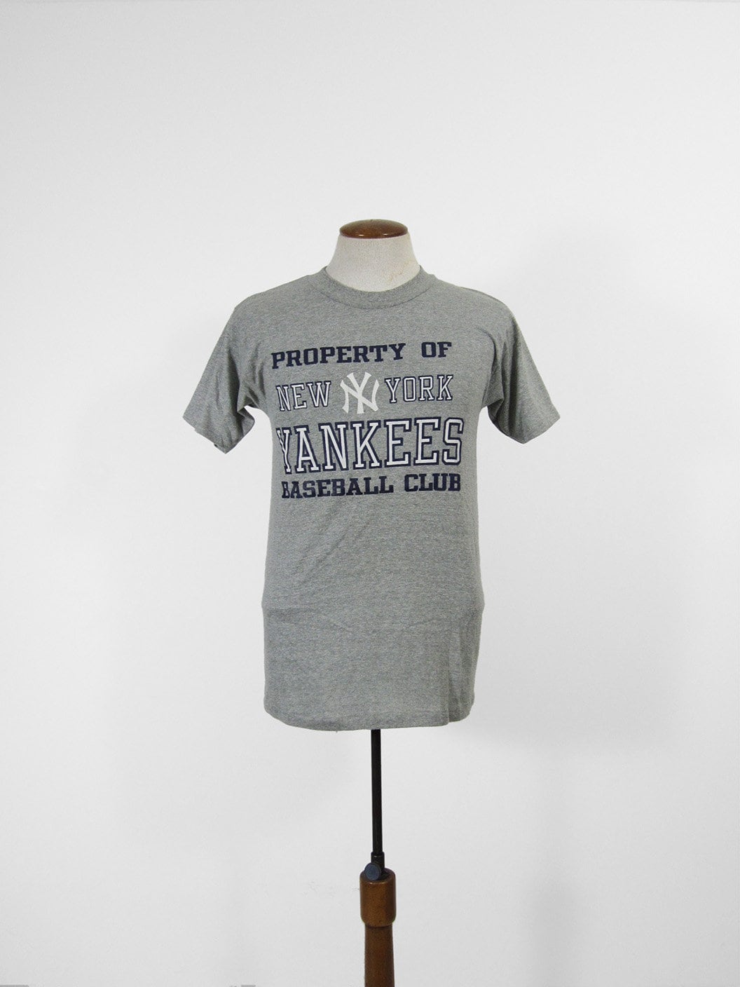 Vintage Yankees Baseball Club T-Shirt Objekt Grau Meliert Made in Usa - Medium Vintage Yankees Baseball Club T-Shirt Objekt Grau Meliert Made in Usa - Medium von MemoryVintage