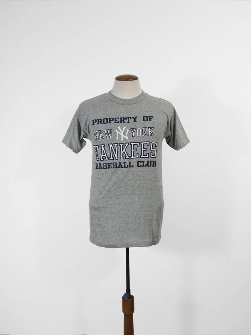 Vintage Yankees Baseball Club T-Shirt Objekt Grau Meliert Made in Usa - Medium Vintage Yankees Baseball Club T-Shirt Objekt Grau Meliert Made in Usa - Medium von MemoryVintage