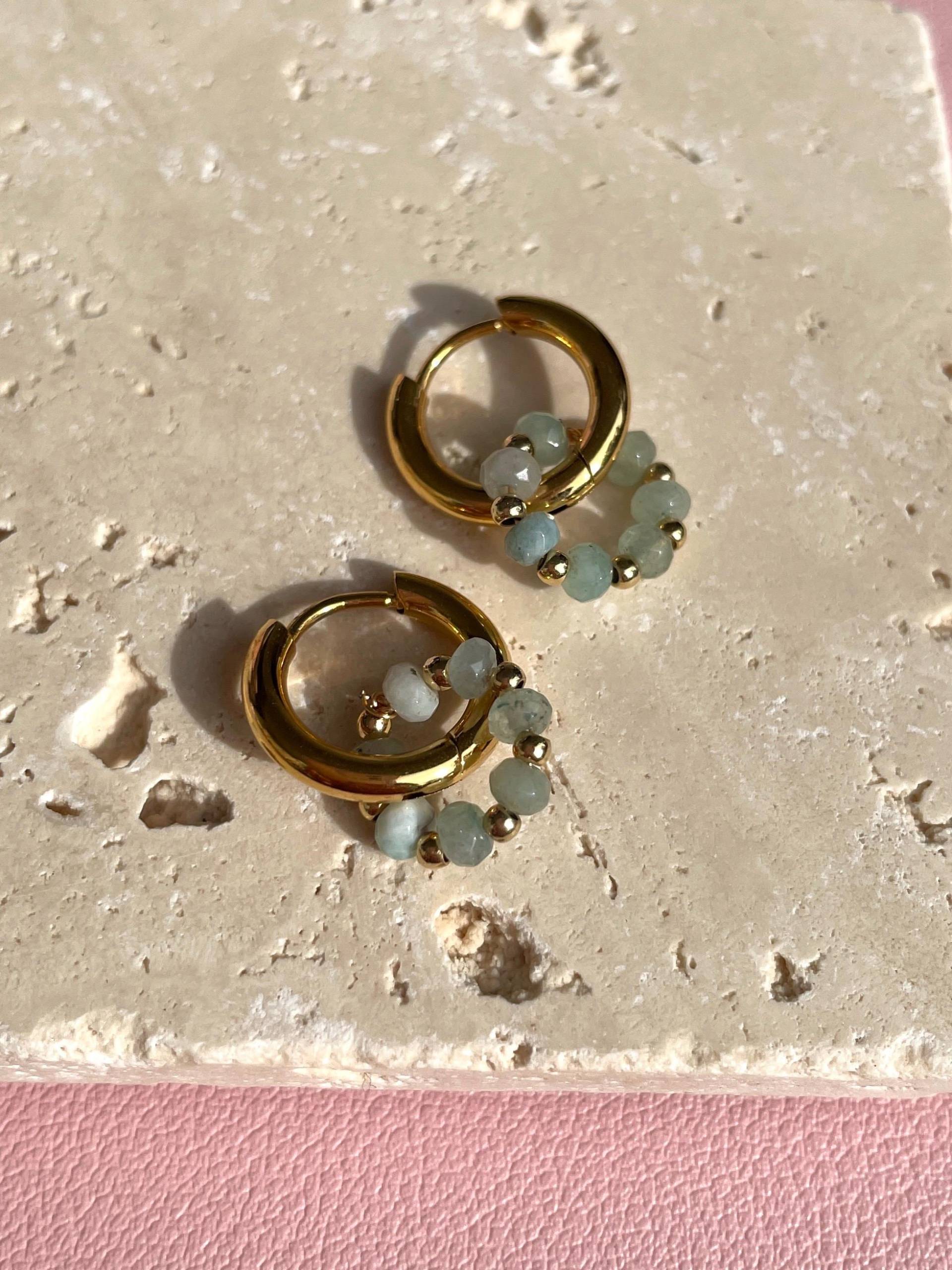 Aquamarin Hoops Ohrringe Gold Natursteinperlen Creolen Glänzend von MenamiSchmuck