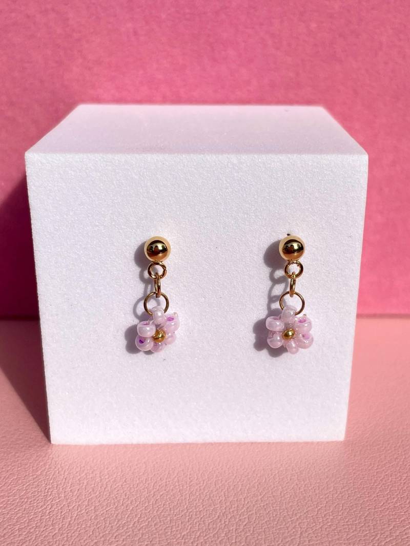 Blumen Ohrstecker Lila Goldene Ohrringe Handmade Zart Kleine Perlenblumen von MenamiSchmuck