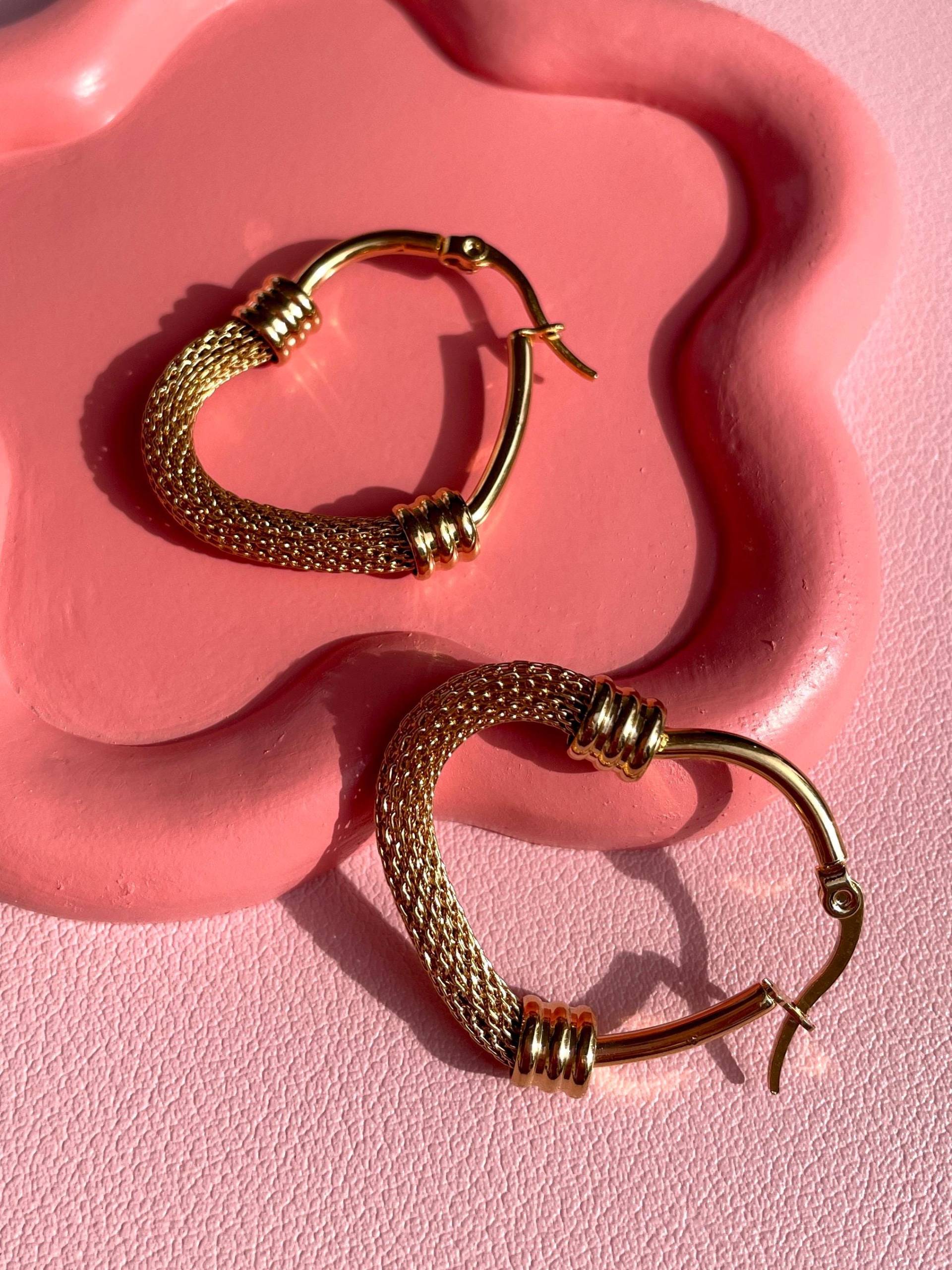 Creolen in Herzform Ohrringe Gold Statement von MenamiSchmuck