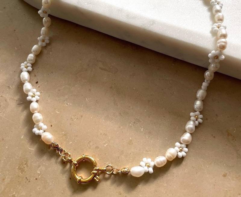 Kette | Süßwasserperlen Miyukiblumen von MenamiSchmuck