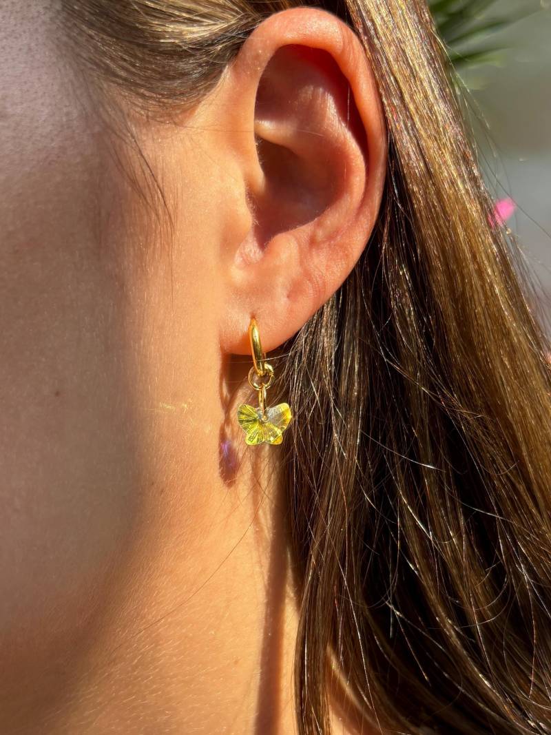 Ohrringe Mit Schmetterling Anhänger Charm Gold Creolen Hoops Aus Edelstahl von MenamiSchmuck
