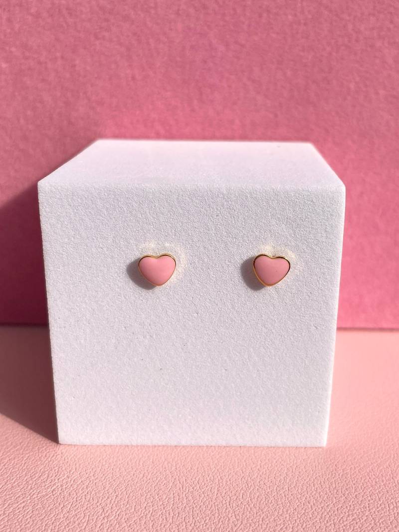 Ohrstecker Emaille Herzform Ohrringe Edelstahl Süß Zart Rosa von MenamiSchmuck