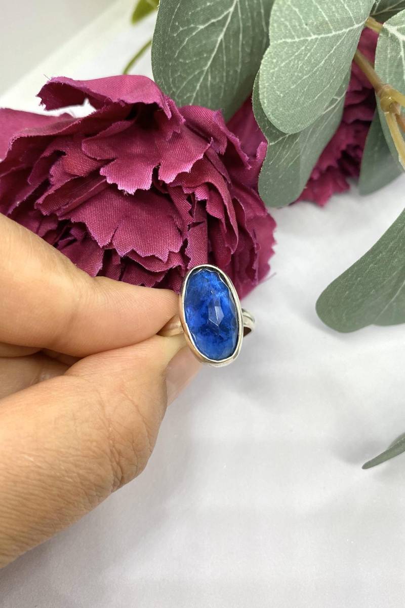 Handgefertigter Ring Mit Blauem Stein von MennaFahmyJewellery