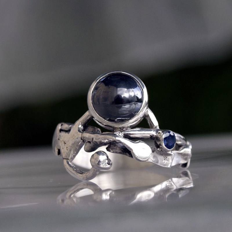 Bio Sterling Silber Ring Mit Hämatit Edelstein Und Einem Kleinen Blauen Saphir von Menno