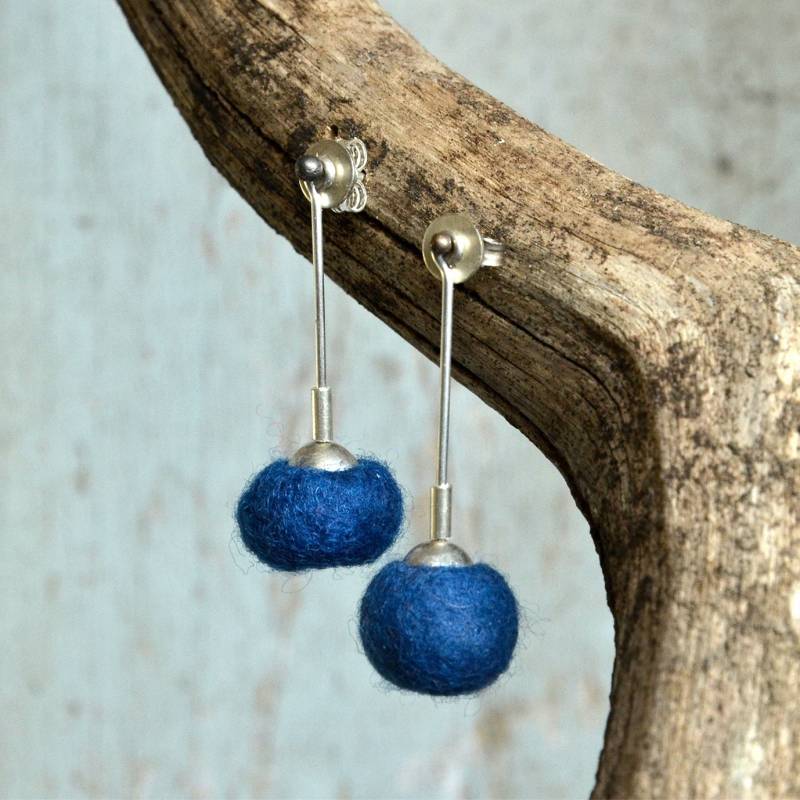Dunkelblaue Sterling Silber Moderne Ohrringe, Handgemachte Filz - Und Silberohrringe Für Pierced Ohrringe von Menno
