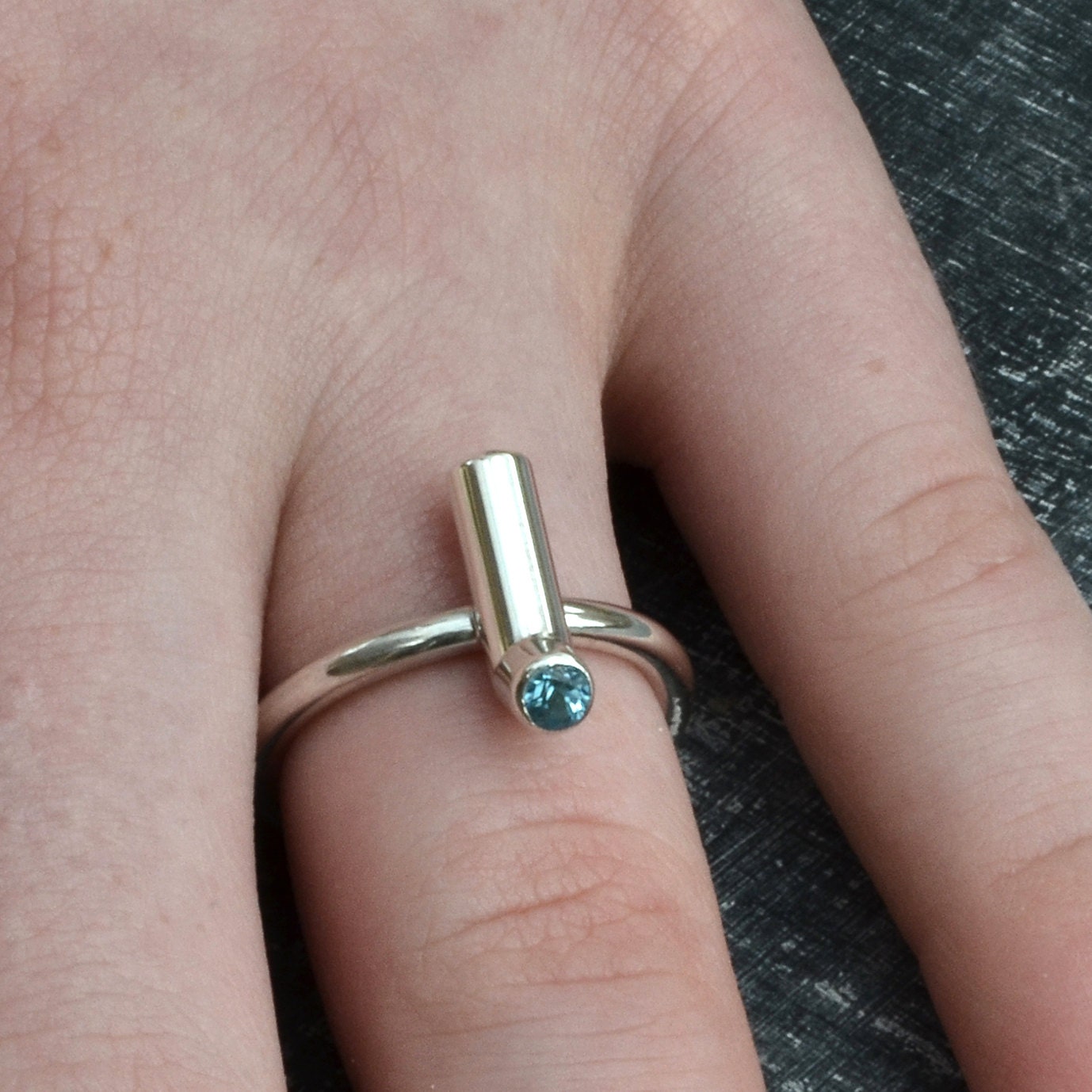 sterlingsilber Schlauchring Silberring Mit Zwei Aquamarin Edelsteinen Unikat Design Handmade in Frankreich Silberschmuck sterlingsilber Schlauchring Silberring Mit Zwei Aquamarin Edelsteinen Unikat Design Handmade in Frankreich Silberschmuck von Menno