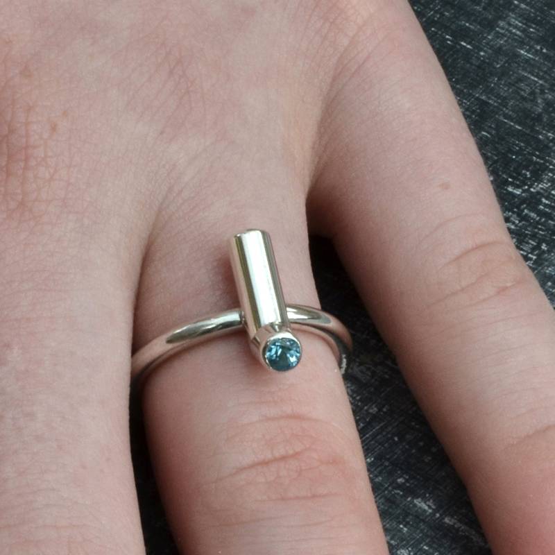 sterlingsilber Schlauchring Silberring Mit Zwei Aquamarin Edelsteinen Unikat Design Handmade in Frankreich Silberschmuck sterlingsilber Schlauchring Silberring Mit Zwei Aquamarin Edelsteinen Unikat Design Handmade in Frankreich Silberschmuck von Menno