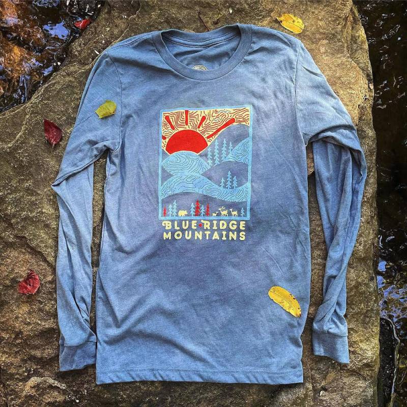 Day Ridge | Die Sonne Scheint Longsleeve // Blue Ridge Mountains Unisex Fit von Menottees
