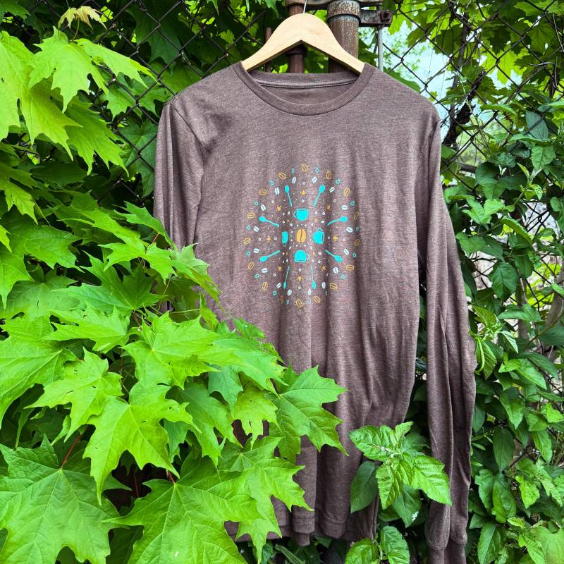 Ein Kaffee Mandala // Langarm Shirt Unisex Fit von Menottees