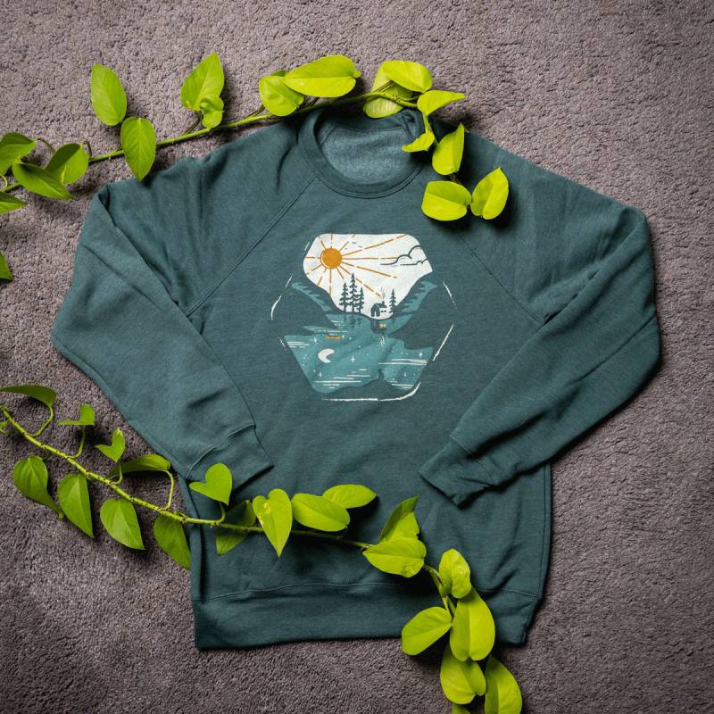 Reflection // Sun & Moon Lake Sweatshirt Mit Runden Neck von Menottees