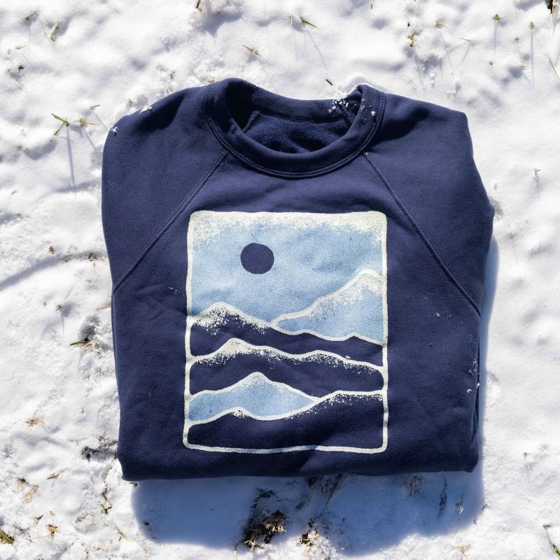 Winter Range // Crewneck Sweatshirt Unisex Fit von Menottees