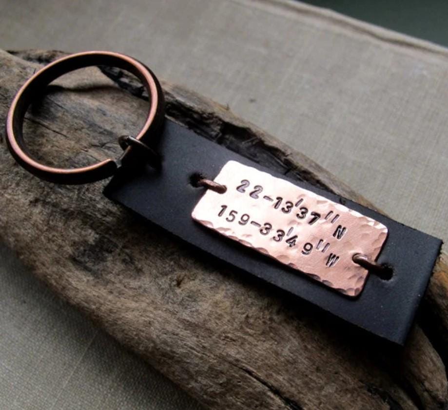 Benutzerdefinierte Kupfer Schlüsselbund Herren Rustikal Koordinaten Leder Schlüsselanhänger Breite Geschenke Freund Weihnachtsgeschenke Für Mann von MensGift