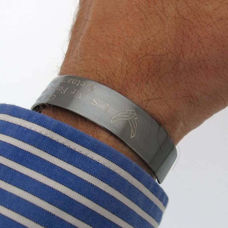 Personalisierte Militär Kia Armreif in Schwarz Sterling Silber Armband Mit Gravur Für Männer Langlebig Verstellbar Breite Armspange von MensGift
