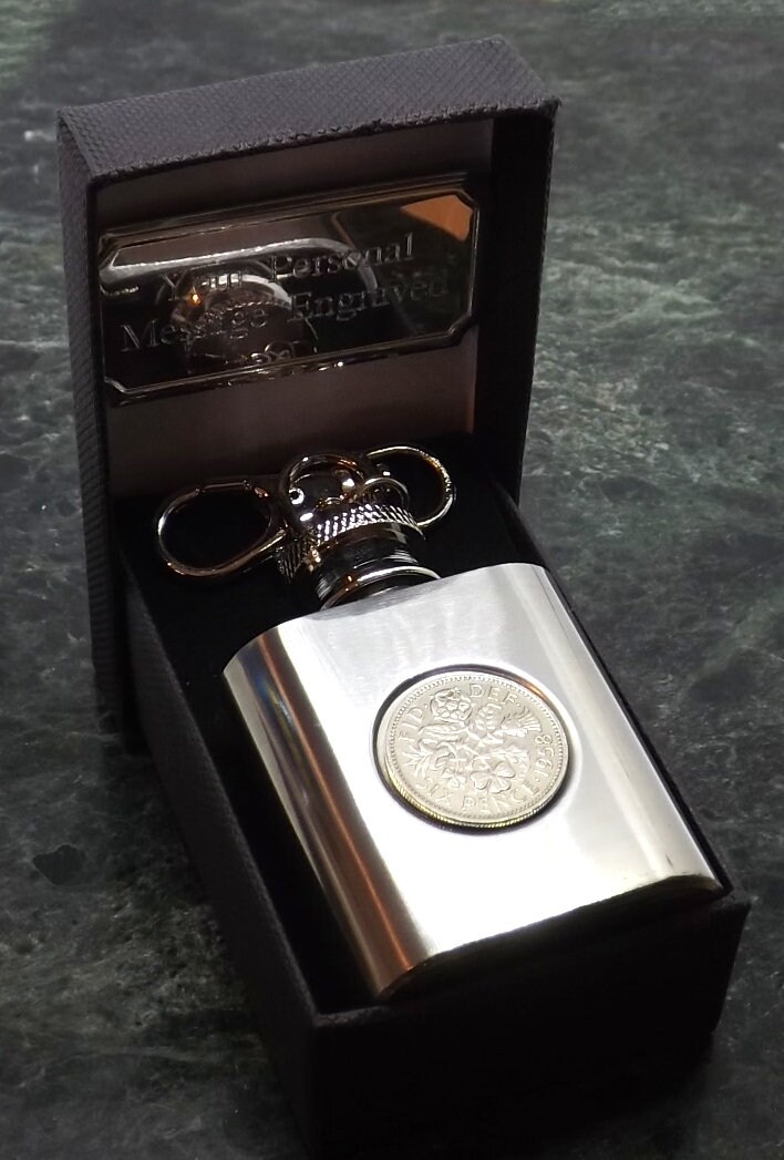 1958 66. Geburtstag Lucky Sixpence Schlüsselanhänger 325 Ml Flachmann - Geschenk Für Sie Ihn Männer von MensGiftsOnline