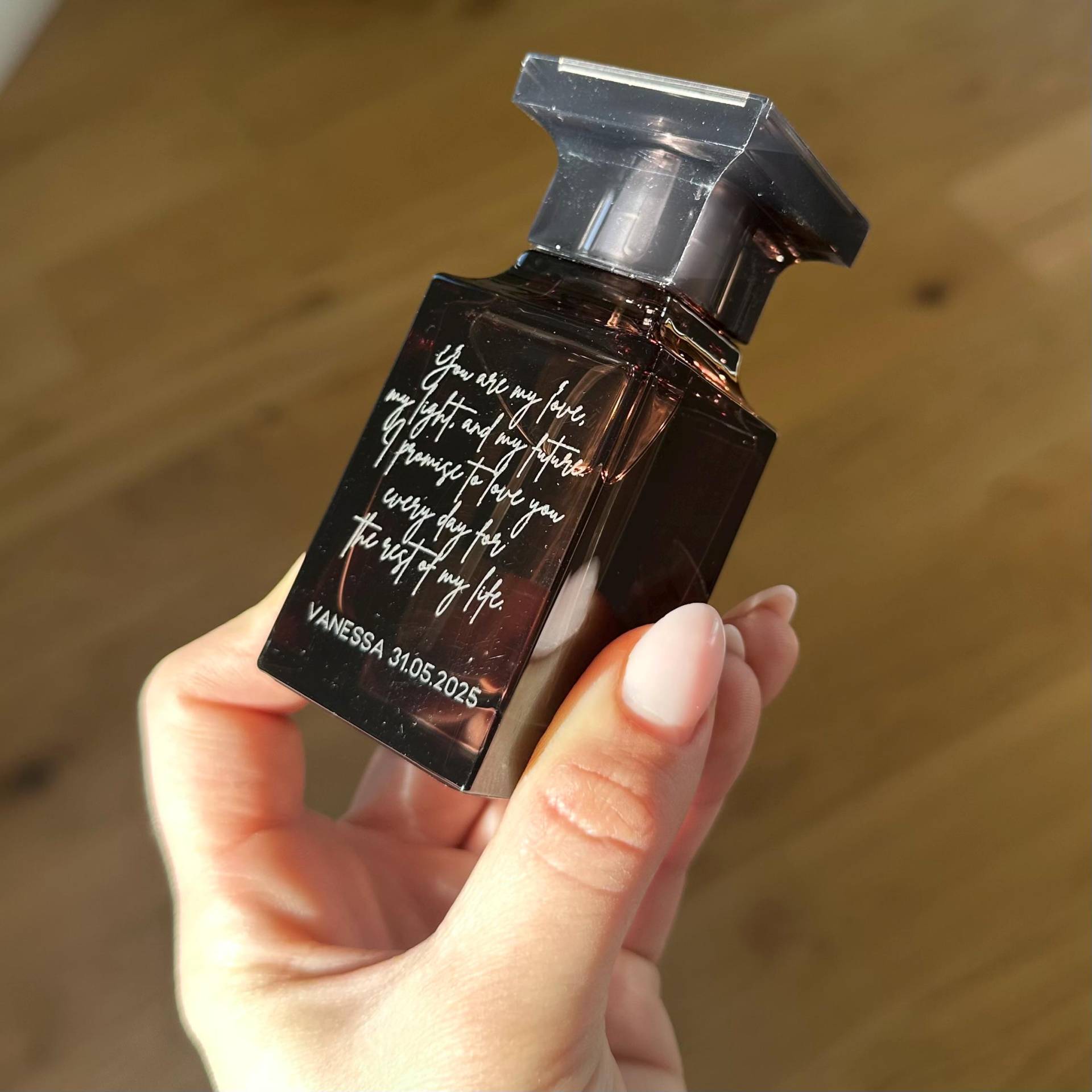 Parfum Gravur Parfüm Falcon Hochzeit Geburtstag Duft Geschenk Jahrestag Für Sie Und Ihn Männer Frauen Überraschung Dezent Elegant Parfum Gravur Parfüm Falcon Hochzeit Geburtstag Duft Geschenk Jahrestag Für Sie Und Ihn Männer Frauen Überraschung Dezent Elegant von MentoEventbedarf