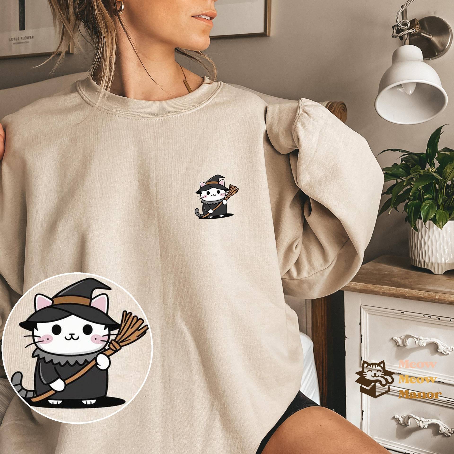 Niedliche Kawaii Hexe Katze Mit Besenstiel Halloween Pullover, Katzenliebhaber Sweatshirt, Kitty Herbst Rundhalsausschnitt, Katzenbesitzer Geschenke von MeowMeowManor