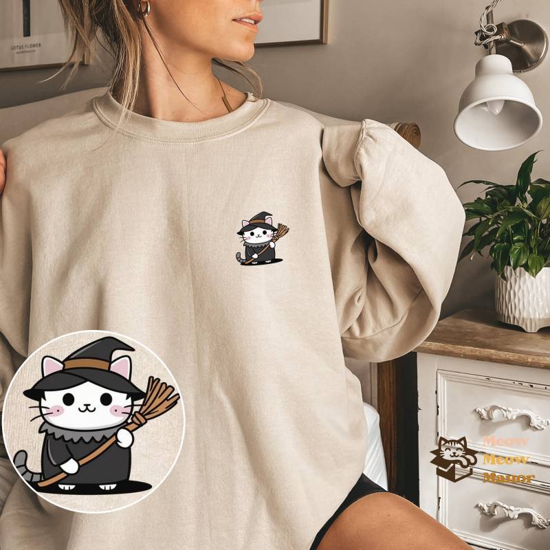 Niedliche Kawaii Hexe Katze Mit Besenstiel Halloween Pullover, Katzenliebhaber Sweatshirt, Kitty Herbst Rundhalsausschnitt, Katzenbesitzer Geschenke von MeowMeowManor
