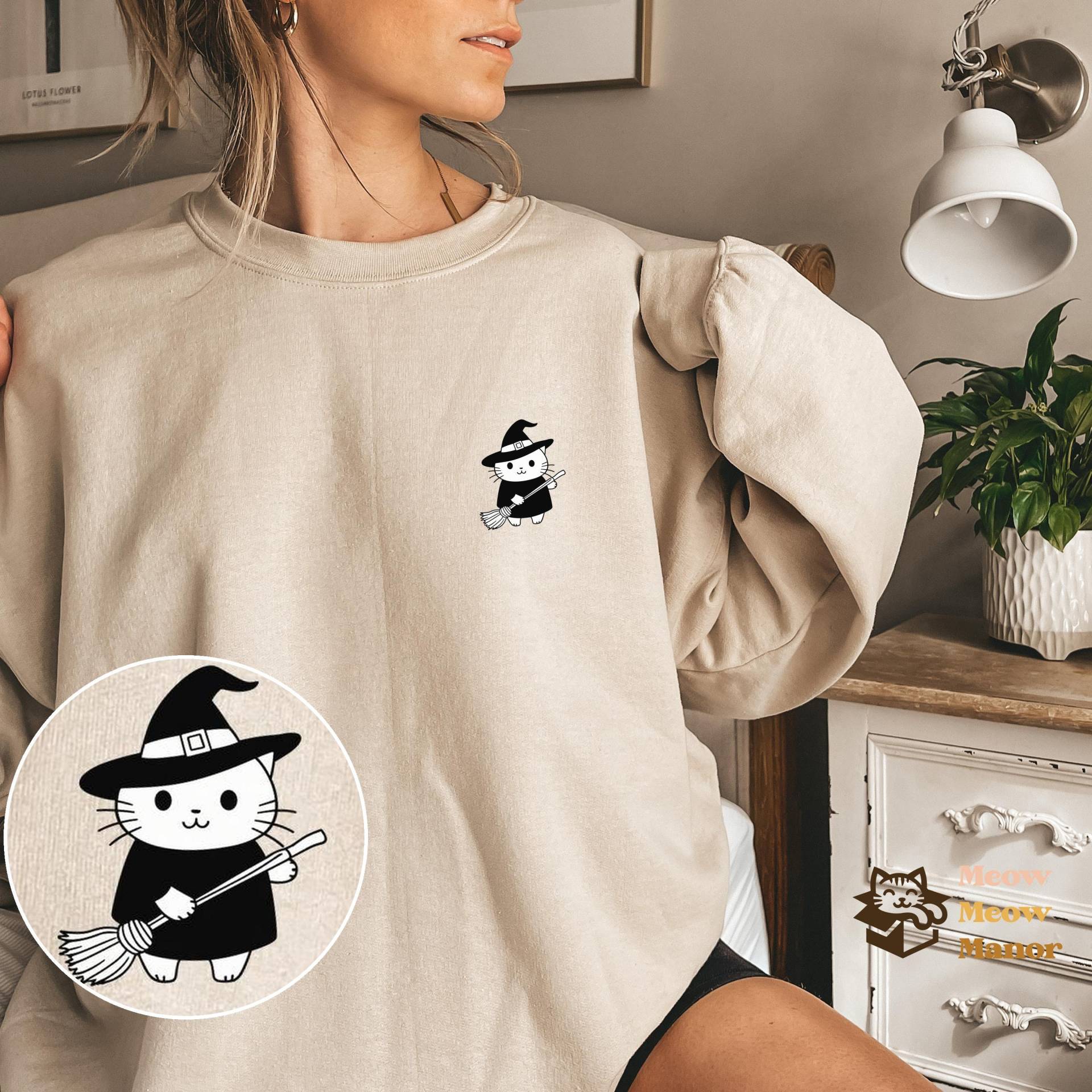 Niedliche Kawaii Hexe Katze Mit Besenstiel Halloween Pullover, Katzenliebhaber Sweatshirt, Kitty Herbst Rundhalsausschnitt, Katzenbesitzer Geschenke von MeowMeowManor