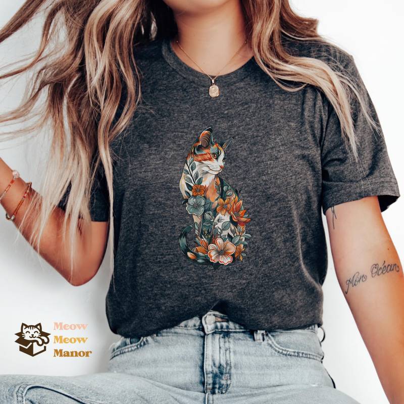 Tattoo Florales Wildblumen-Katzen-T-Shirt, Tattoo-Inspiriertes Katzenliebhaber-Shirt, Tierliebhaber-T-Shirt, Geschenk Für Mama/Sie, Papa Ihn von MeowMeowManor