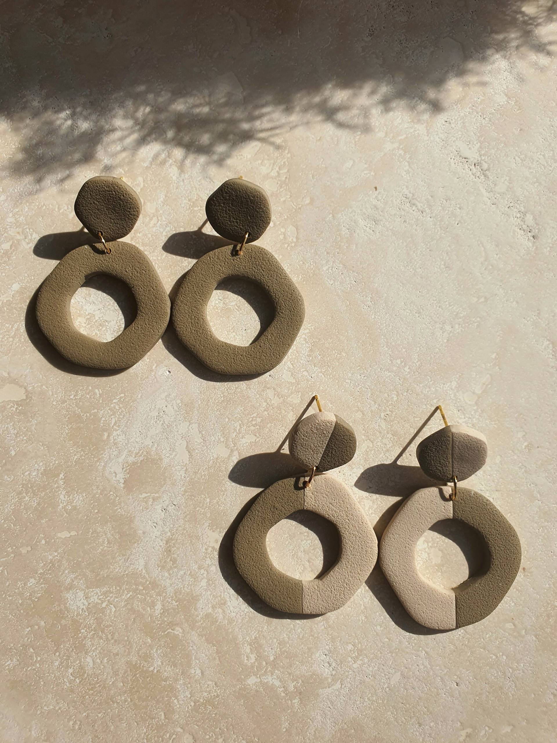 Khaki/Beige Polymer Clay Ohrringe, 18 K Vergoldet, Modern, Donut Khaki/Beige Polymer Clay Ohrringe, 18 K Vergoldet, Modern, Donut von MerClayJewelry