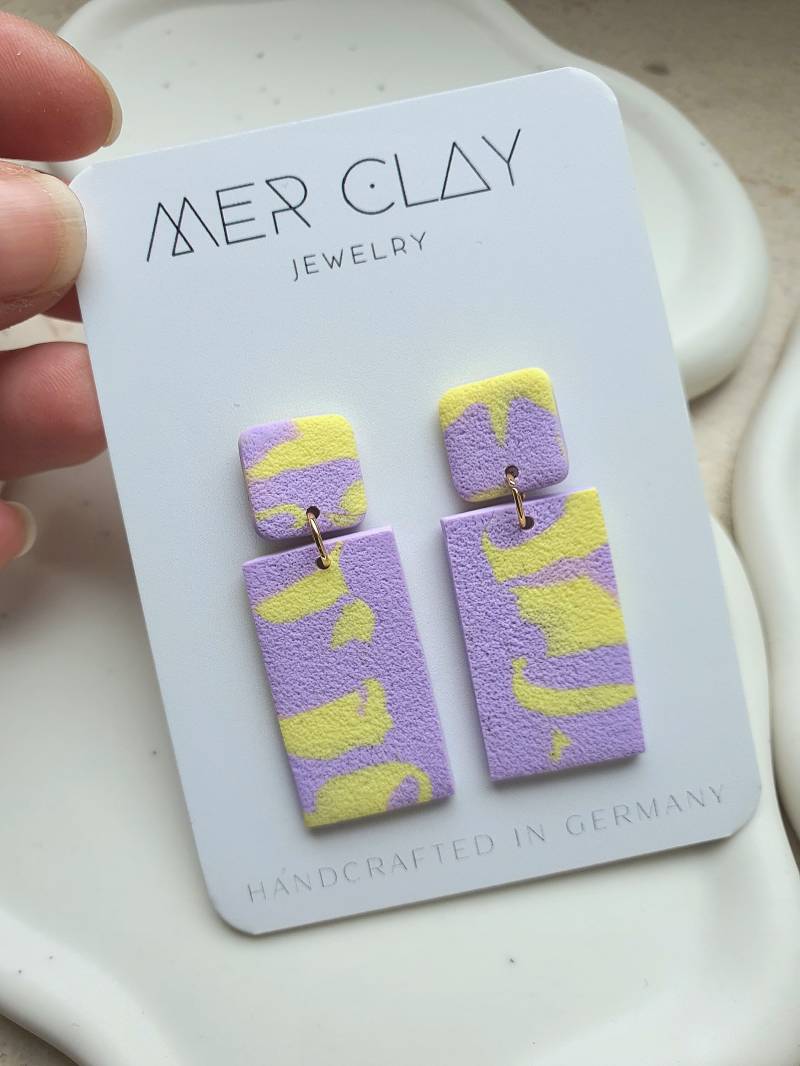Moderne Polymer Clay Ohrringe in Flieder-Gelb, 18 K Vergoldet, Modern, Minimalistisch, Frühling von MerClayJewelry