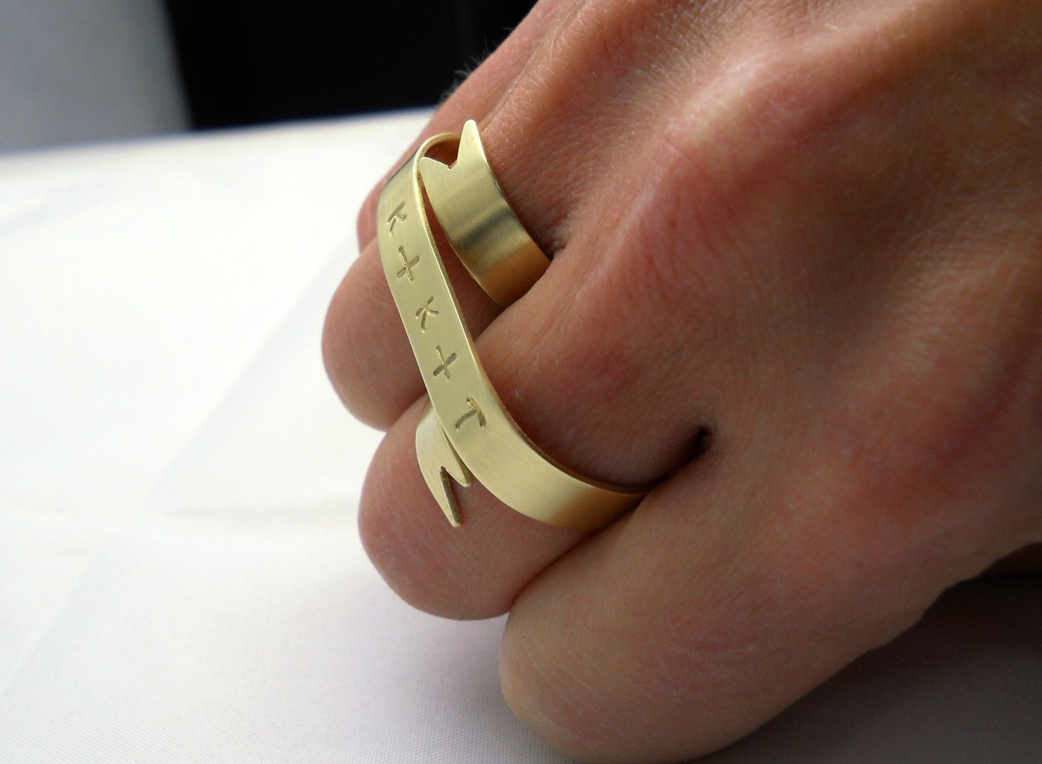 Gold Doppel-Banner-Ring - Personalisierte Zwei Finger Ring, Name Ring Moderne Messing Knöchel Geschenk Unter 40 Gold Doppel-Banner-Ring - Personalisierte Zwei Finger Ring, Name Ring Moderne Messing Knöchel Geschenk Unter 40 von MerCurios