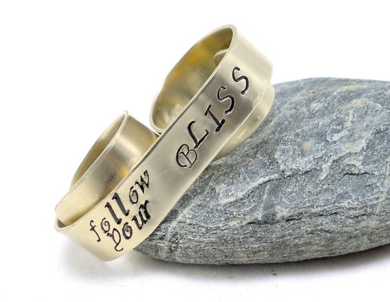 Goldknöchelring, Zwei Fingerring, Individueller Bannerring - Follow Your Bliss von MerCurios