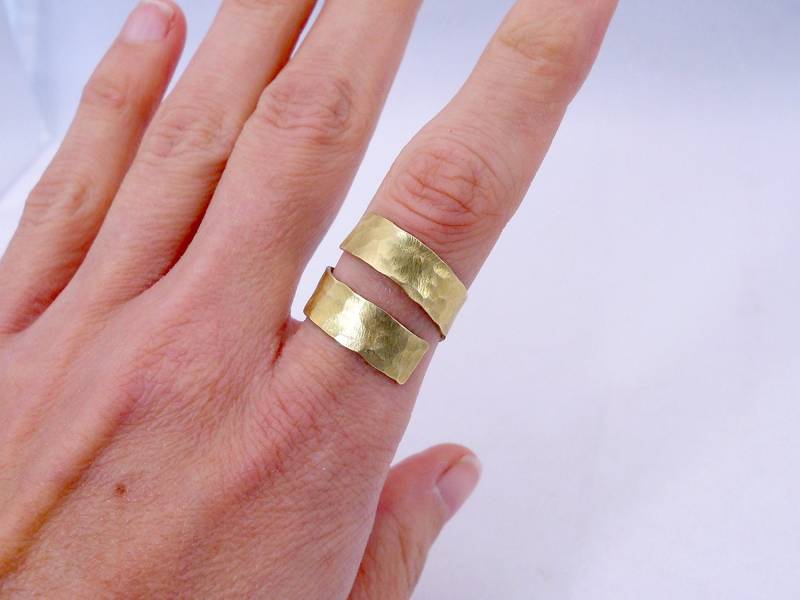 Moderne Gold Bypass Ring/Gehämmert Personalisierte Andenken Geschenk Unter 50 von MerCurios