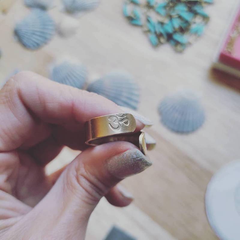 Namaste Offener Wickelring // Zen Yoga Schmuck Om Ring Einzigartiges Geschenk Für Sie Unter 50 von MerCurios