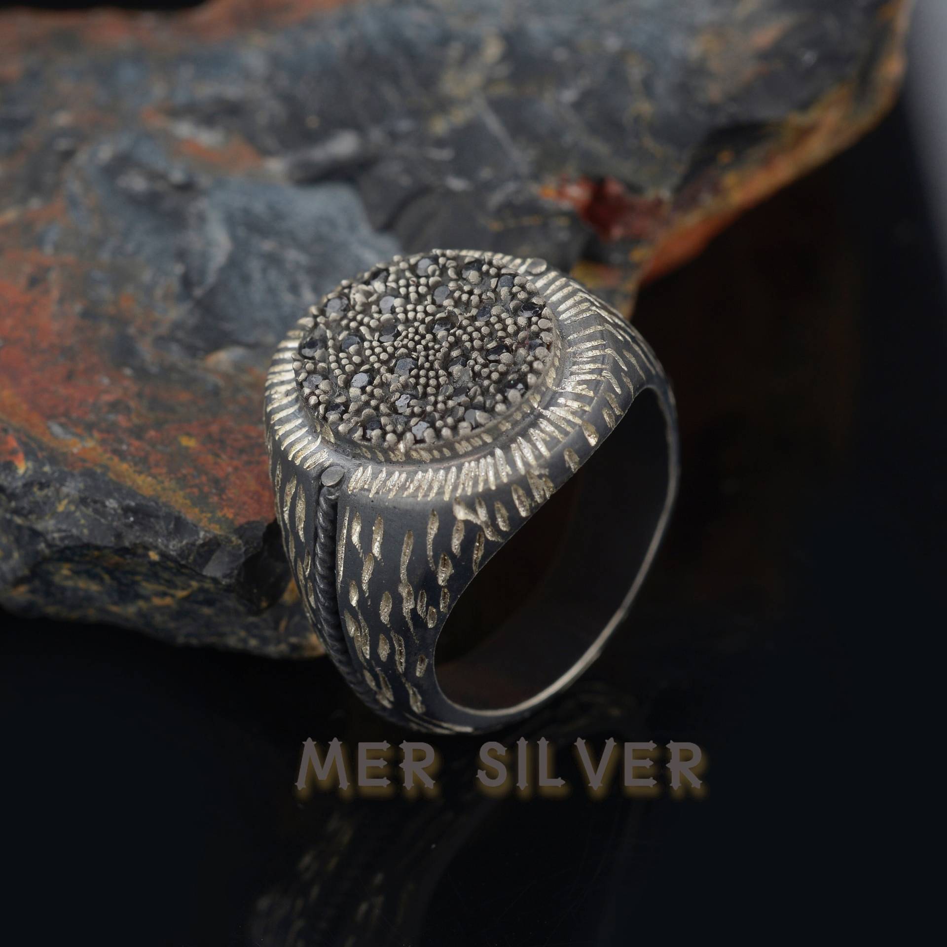 Einzigartiger Herrenring, Silber Oxidierter Ring, Handgemachter Ring Mann, Geschenk Für Ihn, Herrenschmuck Gravierter Herrenring von MerSilverCo