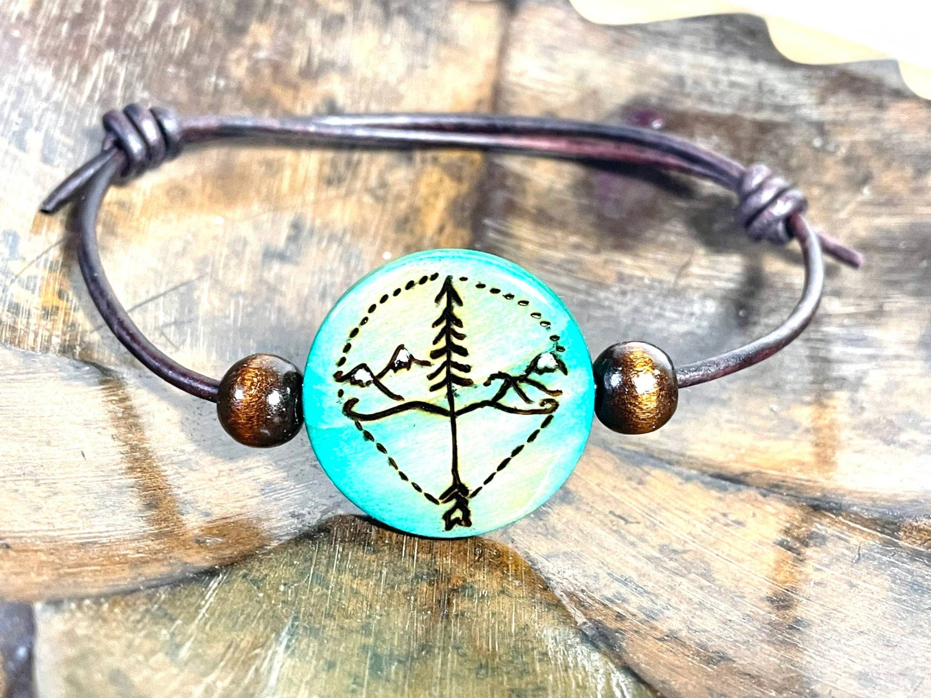 Holzverbranntes Pfeil Und Bogen Armband Adventure Jewelry Holzverbranntes Pfeil Und Bogen Armband Adventure Jewelry von MerakiArtisanStudio